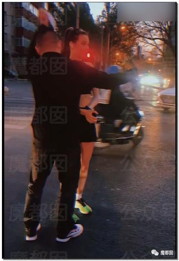 谷爱凌跑步被拦强行合影图片
