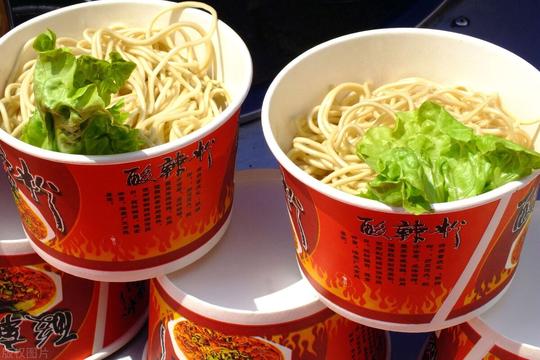 湖南老板卖酸辣粉，利用“免费吃”，一个月多赚10万，商业头脑牛