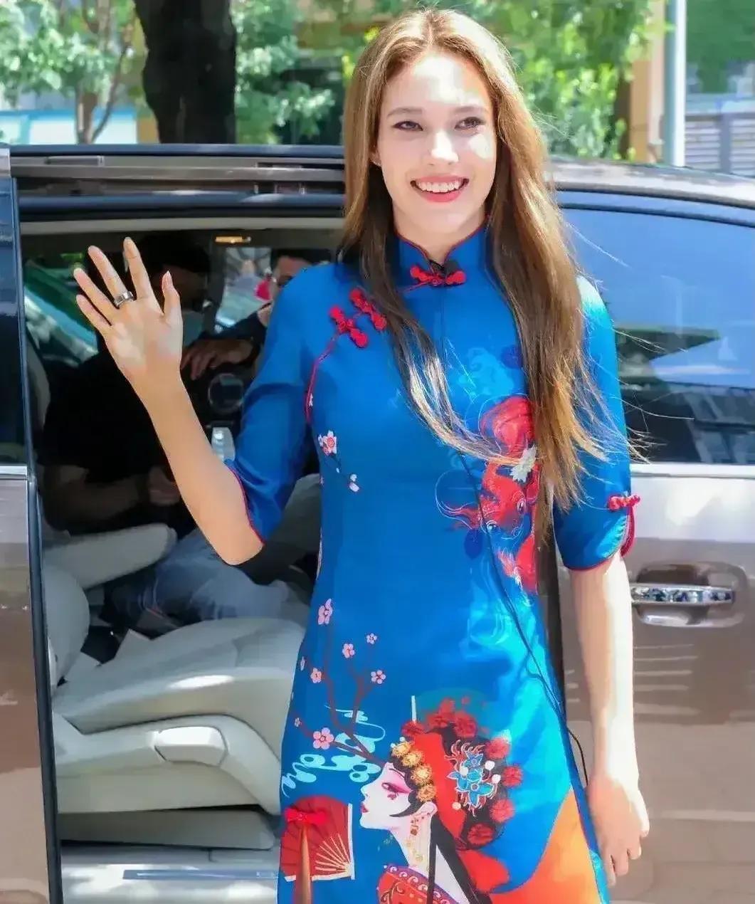 谷爱凌穿红旗袍演讲图片