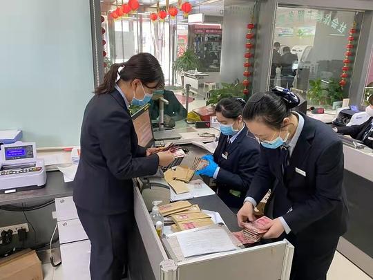 因火灾烧损近六万元工行榆林世纪广场支行员工细心清点兑换残损币暖人心