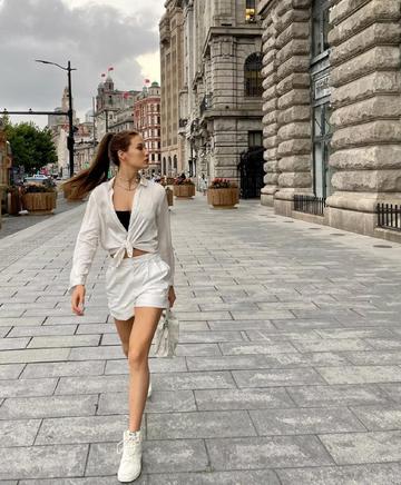 谷爱凌骑马秀腹肌图片