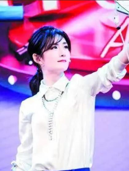 谢娜的困苦史：“富家女”变“负家女”，四进三出《快乐大本营》