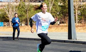 谷爱凌骑马秀腹肌图片