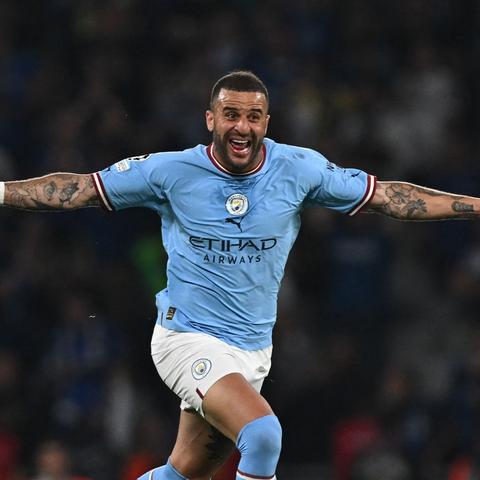 足球右后位怎么打球图解