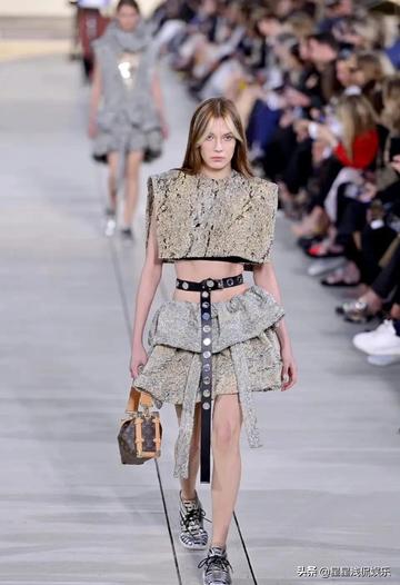 谷爱凌骑马秀腹肌图片