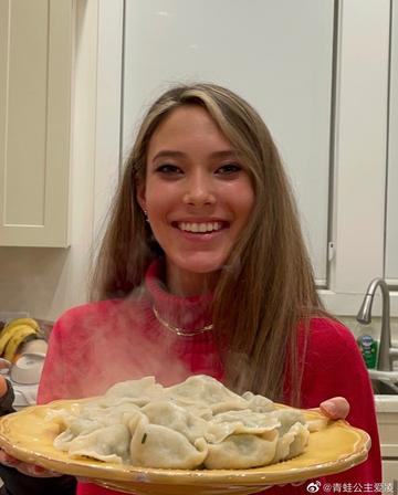 谷爱凌骑马秀腹肌图片