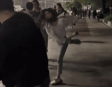 打美女屁股打到红gif动态图