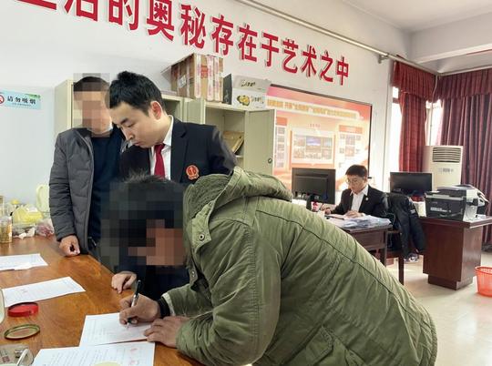 河南开封：七旬老人讨债难积极调解化纠纷