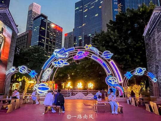 广州珠江新城知名美食街，物价不高不低，常年游人如织