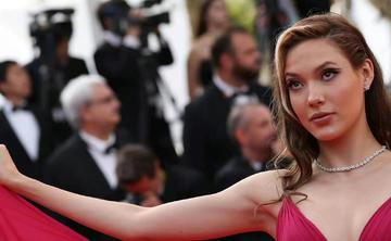 谷爱凌亮相掮客戛纳红毯图片