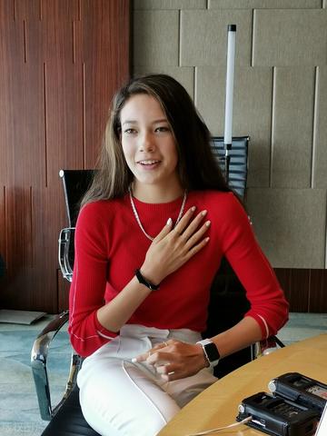 谷爱凌边化妆边赶作业图片