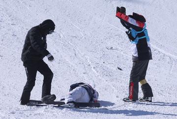 谷爱凌摔倒已不能走路