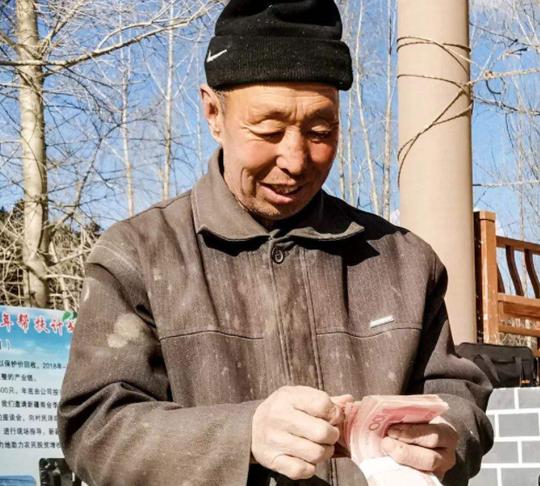 乞丐进店蛮横要钱，一块嫌少，店员：他月入过万，抽芙蓉烟