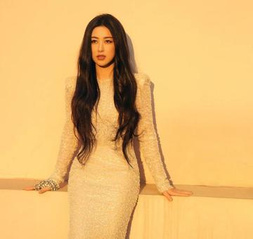 朱珠国外留学派对抽烟表情照片