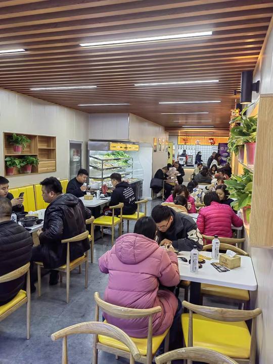 满溢王姐麻辣烫曦园店，开业三天顾客爆满，营业额过万