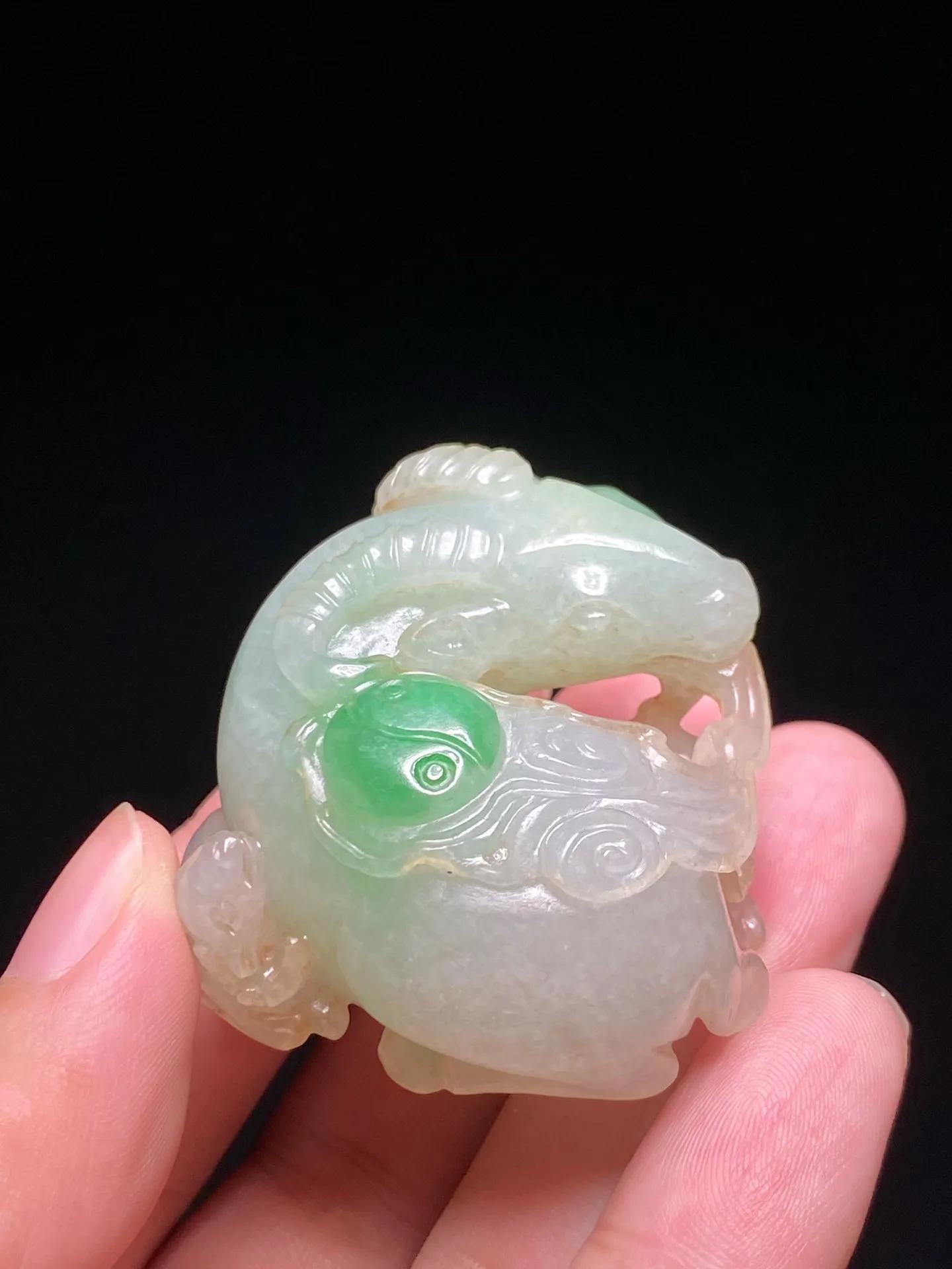揭秘翡翠手镯：珍品鉴赏与保养技巧