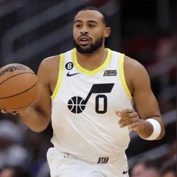 足球首发怎么踢后卫