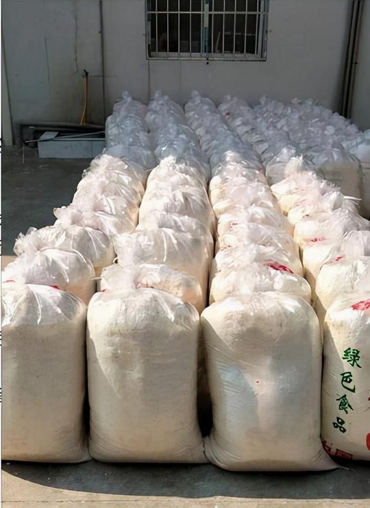 饲料发酵技术喂猪，可以将工业、农业加工副产物“变废为宝”