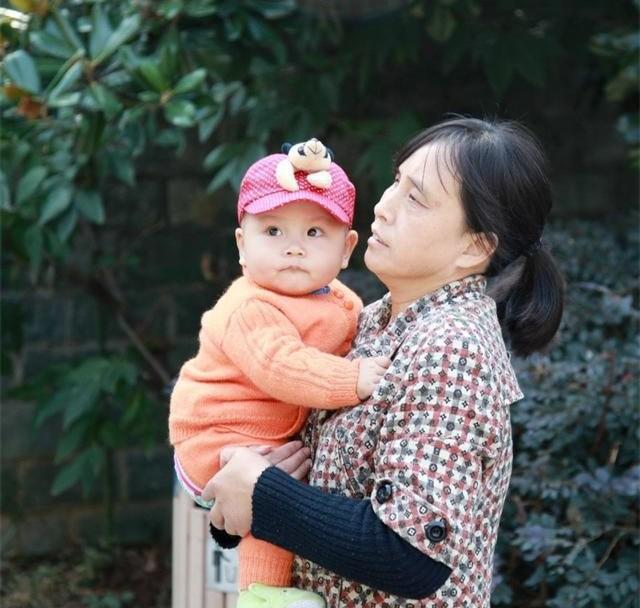 宝宝最亲近的人不是妈妈是什么原因