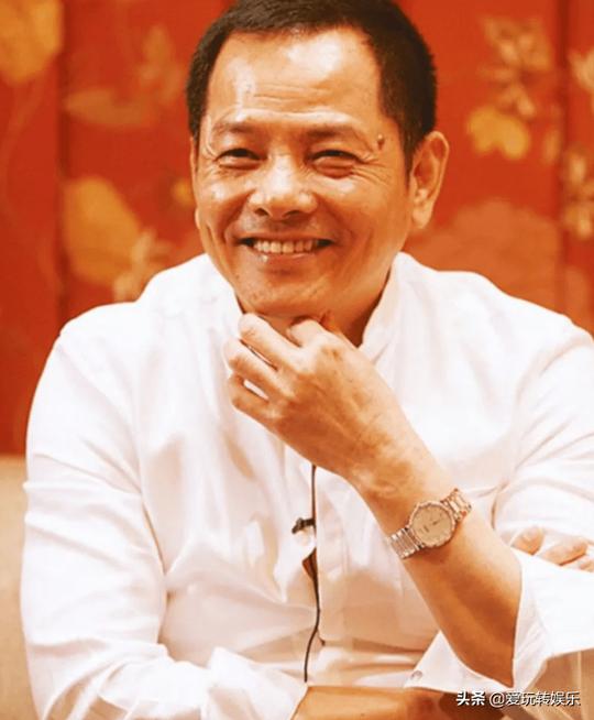 成龙曾在澳门赌场得罪“崩牙驹”，被对方包围后，向赌王求救