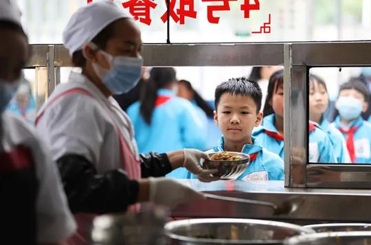 学校食堂生意兴隆，为何如今却经营不下去？承包商说出其中原因