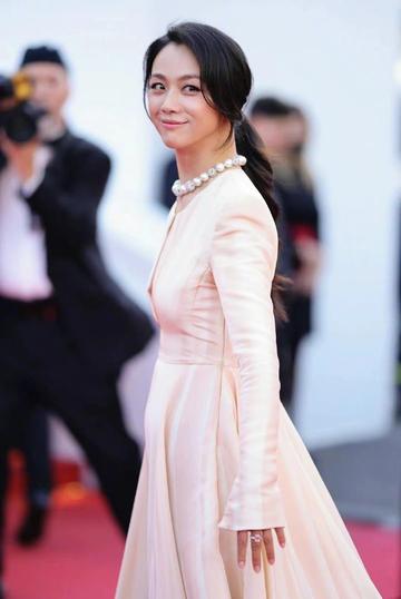 谷爱凌亮相掮客戛纳红毯图片