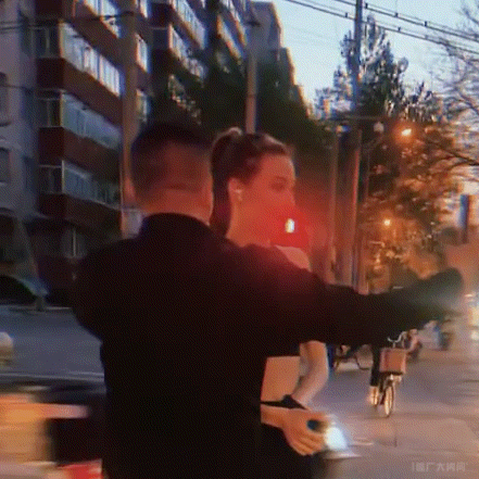 谷爱凌跑步被拦强行合影图片