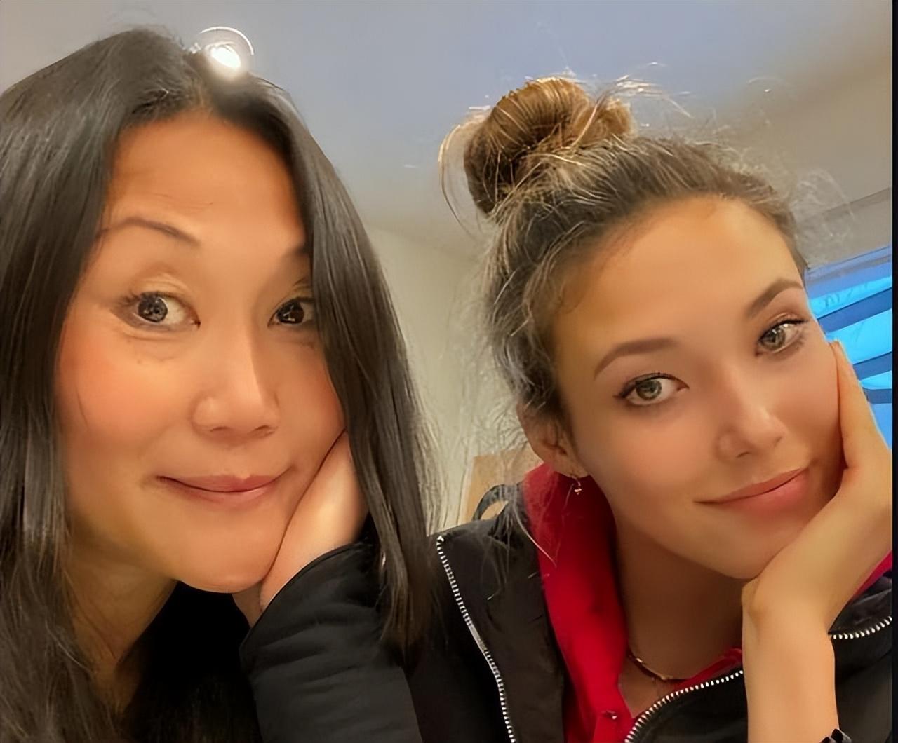 谷爱凌穿红旗袍演讲图片