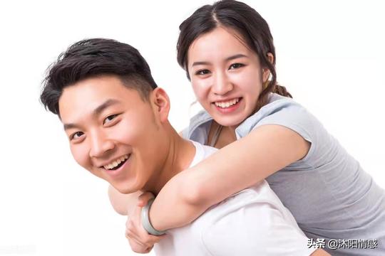 50岁女人：嫁给30岁男人后，爬山时我没劲了，他却主动背着我