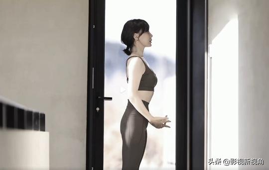 陈数拍摄运动风大片，站在楼梯上摆拍惹争议，被质疑打擦边球