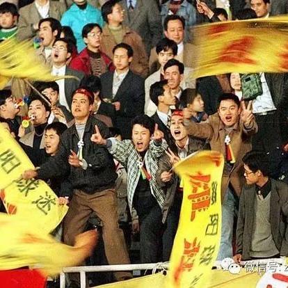 拎着包笑的足球运动员的长尾关键词有哪些