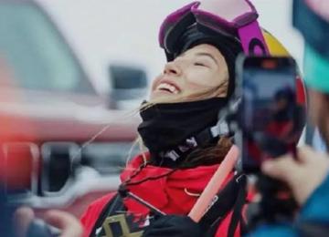 谷爱凌边化妆边赶作业图片