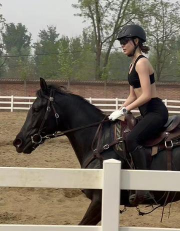 谷爱凌骑马秀腹肌图片