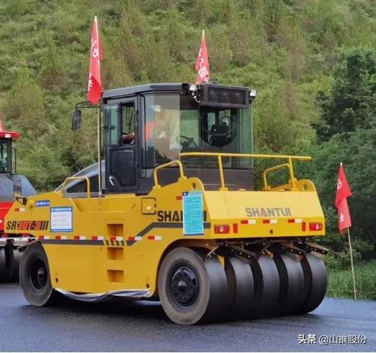 6年连买14台山推道机设备，河南这位老板看中了啥？
