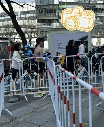 谷爱凌跑步被拦强行合影图片