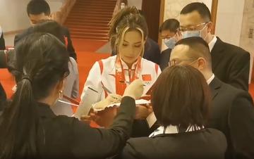 谷爱凌爱吃馅饼被CUE可爱图片