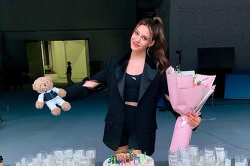 谷爱凌亮相掮客戛纳红毯图片