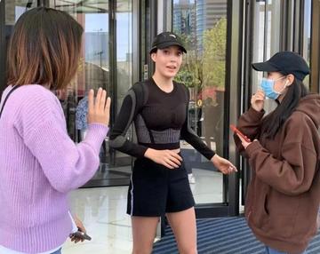 谷爱凌跑步被拦强行合影图片