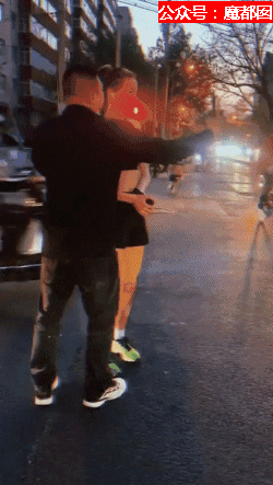 谷爱凌跑步被拦强行合影图片