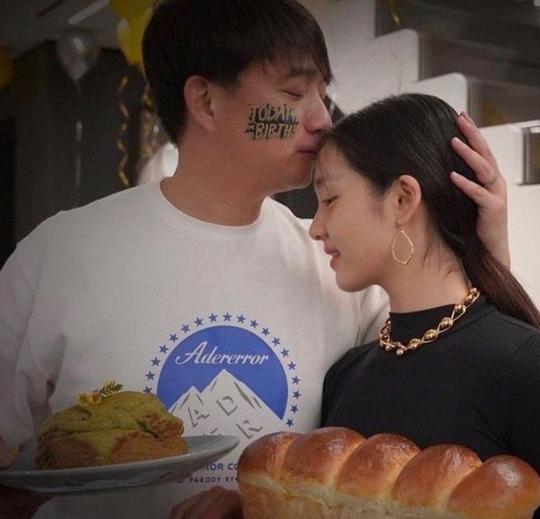 黄多多“全英文”竞选主席，森碟拿下多个代言，罗马定律无处不在