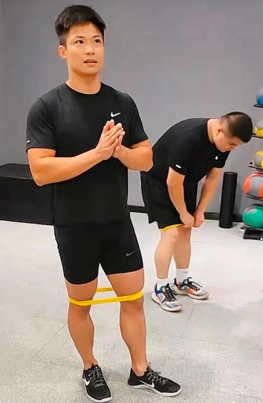 苏炳添开启直播分享健身知识，评论区秒变会诊现场，正能量爆棚
