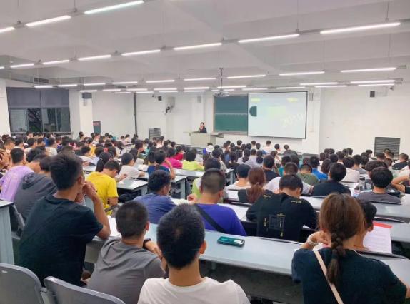 大学生英语四六级官网(四六级必备的学习工具和参考书有哪些)