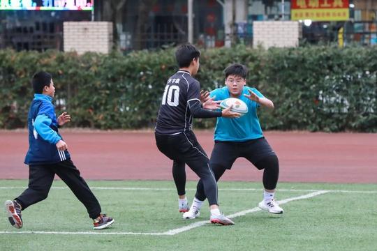 勇“橄”少年向前冲！浦东这所学校的“冷门”球赛打得热火朝天
