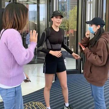 谷爱凌跑步被拦强行合影图片