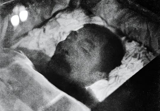 1956年鲁迅迁葬，揭开墓穴盖板，半玻璃棺材意外涌出大量紫红色水
