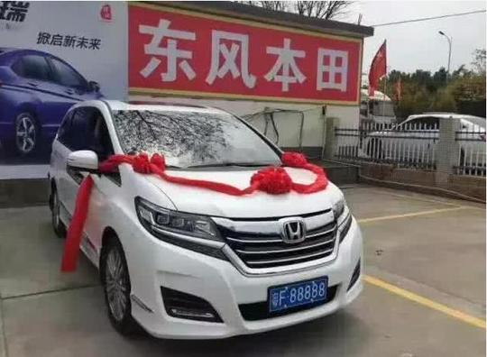 男子88万拍“极品”车牌，看到他的座驾，网友：等着交罚款吧