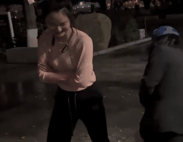 打美女屁股打到红gif动态图