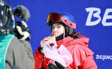 谷爱凌边化妆边赶作业图片