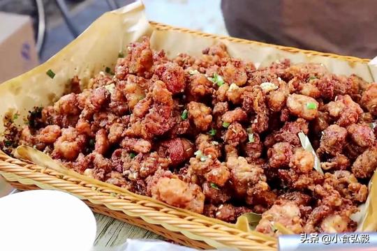 陕西小伙摆地摊卖自创小吃，拉货用豪车，1天干3小时流水2000多元