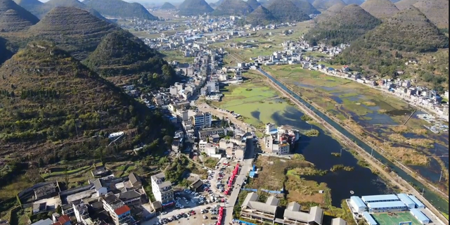 贵州黔西南低调小县城，群山环绕气候宜人，城市深处有皇宫